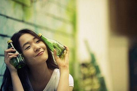 一位女性在阳光下微笑翻开英语笔记本