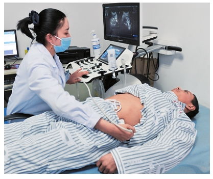 医生正在为患者做B超检查