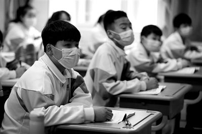 学生在教室里认真学习