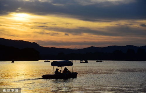 夕阳下的山谷与湖面倒影
