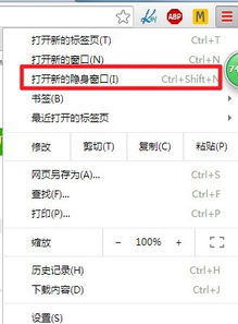 一位年轻人正在电脑前浏览多家保险公司的官网进行对比