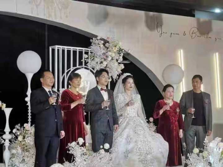 婚礼现场宾客庆祝