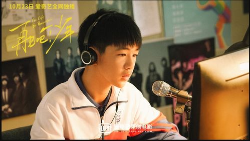 荣梓杉在活动现场接受采访