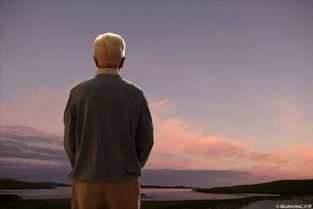 夕阳下一位老人背影走向远方