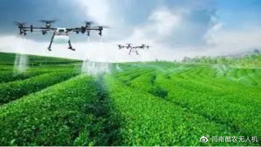 农田上空飞行的农业无人机