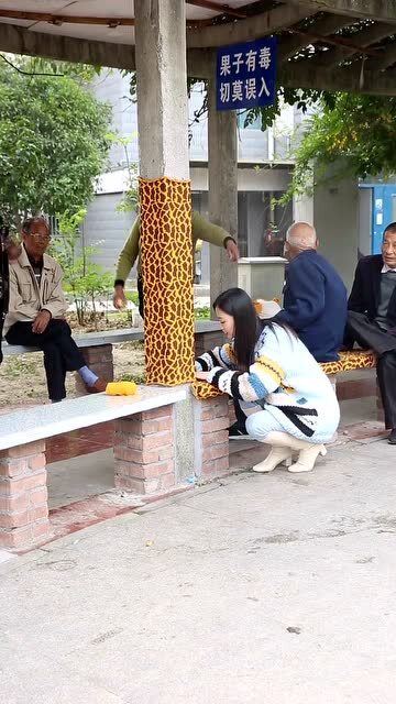 老人坐在村口石凳上发呆