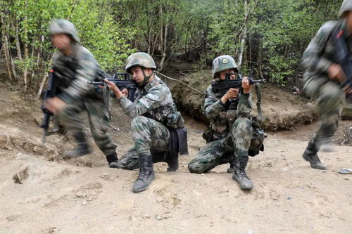 装甲步兵在寒风中进行实战演练