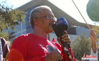 南非街头抗议活动场景