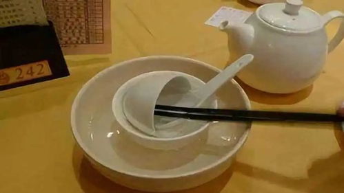 广东人用餐前用热水烫洗餐具