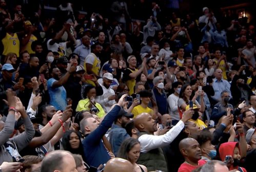 湖人主场球迷欢呼