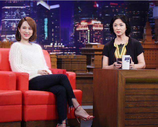 杨紫在录音室录制情霜歌曲画面