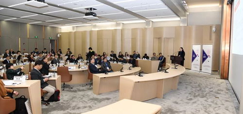 AI科学家在会议室讨论模型优化方案