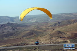 滑翔伞爱好者脸部结冰画面