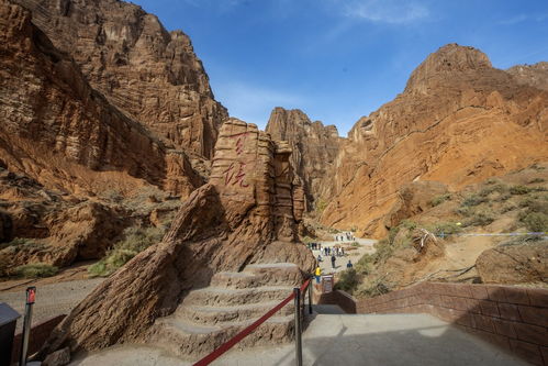 新疆库车大峡谷风景优美游客合影留念