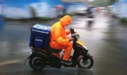 杨先生骑车送外卖的日常画面