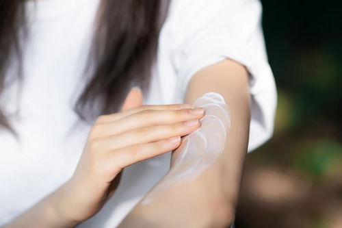 防晒霜涂抹在耳后进行测试的示意图