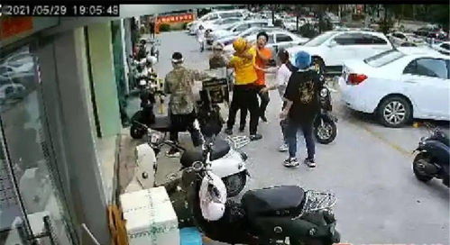 外卖小哥与奶茶店冲突视频截图