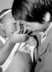 悲伤的母亲抱着照片