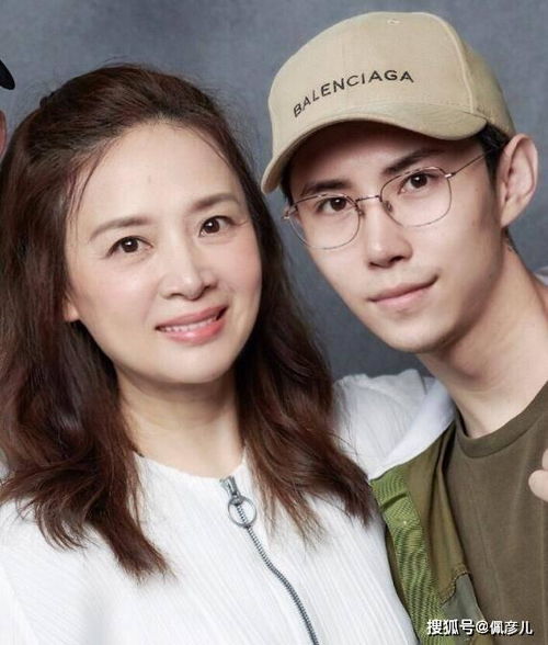 艺人面对镜头微笑