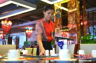 餐厅服务员正在整理餐具