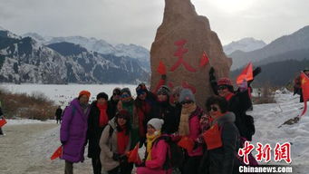 游客在天池边拍照留念