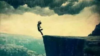 土狗站在山崖边眺望远方