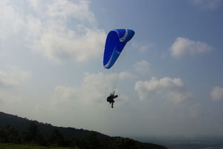 高空中的滑翔伞和结冰的脸部特写