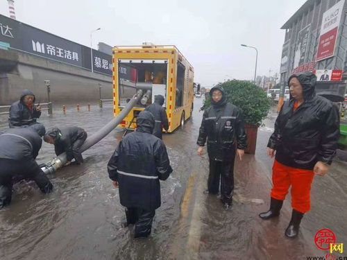 防汛应急指挥中心忙碌场景