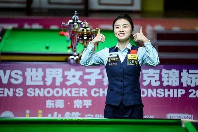 白雨露领奖时微笑举起奖杯