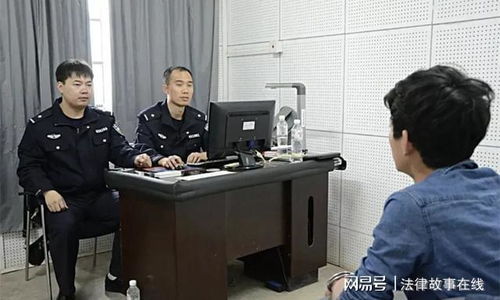 一名警察正在审讯室中记录口供