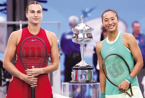 郑钦文与萨巴伦卡对战瞬间