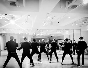 粉丝在SM大楼前抗议现场图