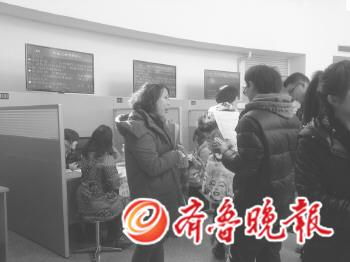 春季招聘会上求职者与招聘人员交流