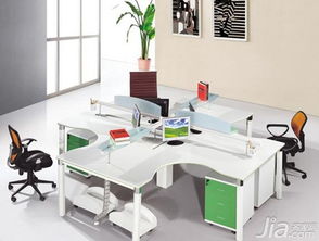 办公桌上放着员工手册的场景