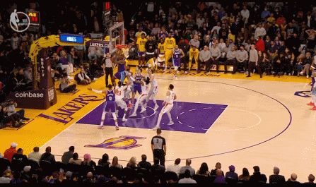 詹姆斯站在球场中央