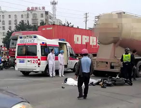 交警在现场调查