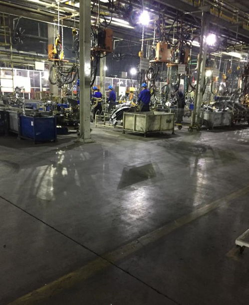 比亚迪工厂生产线忙碌场景