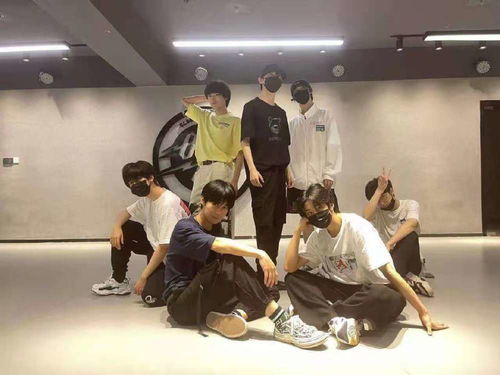 录音室内成员正在认真录制歌曲