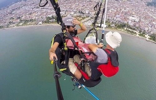 滑翔伞爱好者安全着陆后脱下装备的画面