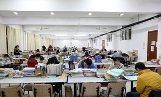 大学生在图书馆复习备考