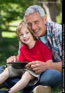 母亲与孩子一起使用平板电脑浏览网页