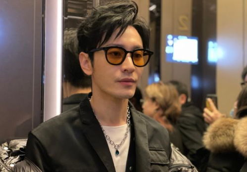 黄晓明与尹正合影