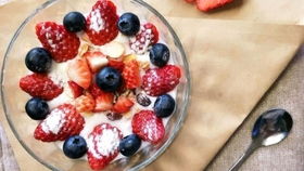 水果与酸奶燕麦碗搭配