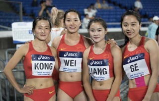 梁小静冲过终点线庆祝胜利