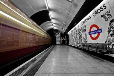 地铁站里两个相似的人相遇