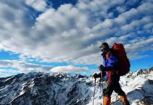 一位旅人在山间小路上行走