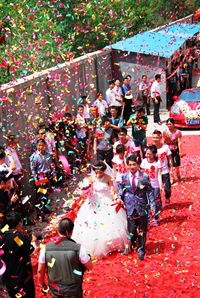 情侣牵手走过红毯