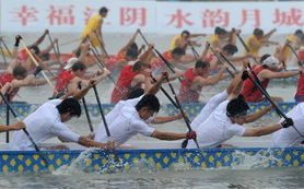 龙舟比赛中队员们整齐划桨