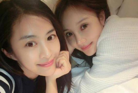 韦雪微笑面对镜头