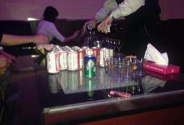 15岁少女KTV陪酒坠楼：谁该为这场悲剧负责？